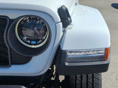 2026 Jeep Gladiator — photo 10 view
