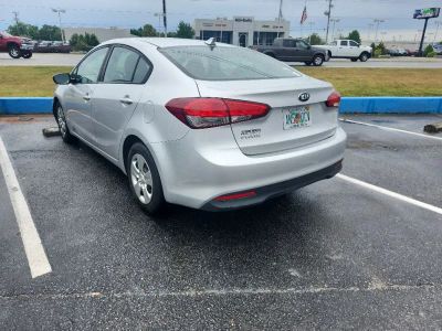 2017 Kia Forte - Photo 3