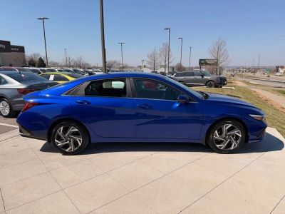 2025 Hyundai Elantra - Photo 6