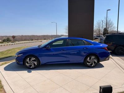 2025 Hyundai Elantra - Photo 2