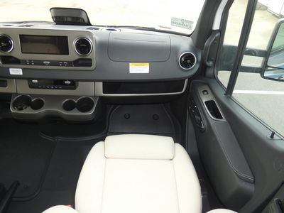 2026 Winnebago Navion - Photo 10