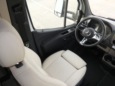 2026 Winnebago Navion - Photo 9