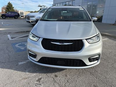 2026 Chrysler Pacifica — photo 8 view