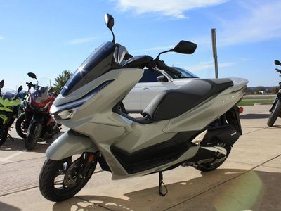 2025 Honda PCX160AS — side profile view