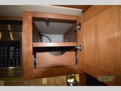 2017 Tiffin Motorhomes Phaeton - Photo 37