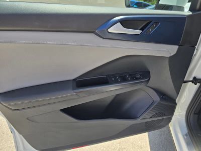 2024 Volkswagen Taos — photo 17 view