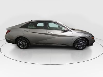 2024 Hyundai Elantra — photo 8 view
