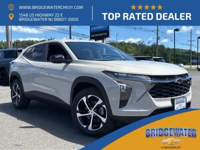 2026 Chevrolet Trax 1RS in White Sands — front three-quarter view