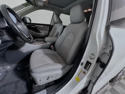 2023 Toyota Highlander — photo 12 view