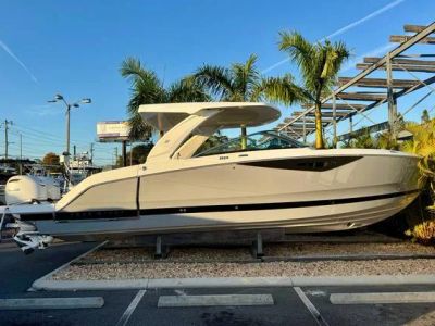 2026 Four Winns H33 OB — front three-quarter view