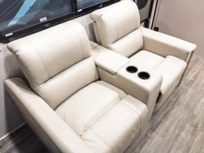 2023 Thor Motor Coach MIRAMAR — photo 9 view