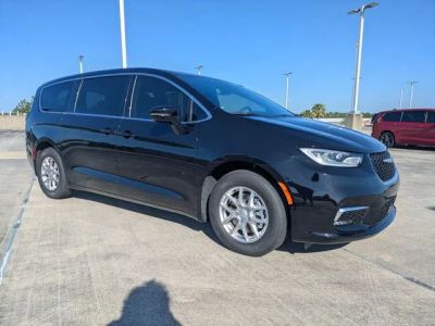 2026 Chrysler Pacifica Select in Diamond Black Crystal Pearl-Coat Exterior Paint — front three-quarter view