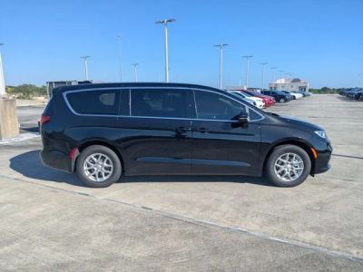 2026 Chrysler Pacifica — side profile view