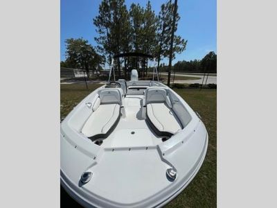 2026 Stingray 182SC — engine compartment view