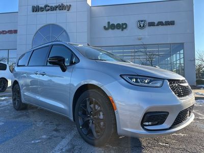 2026 Chrysler Pacifica RUFH53 — front three-quarter view