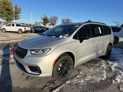 2026 Chrysler Pacifica — photo 9 view