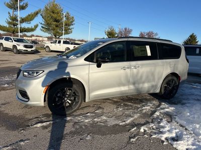 2026 Chrysler Pacifica — photo 11 view