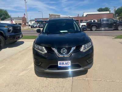 2015 Nissan Rogue — rear three-quarter view