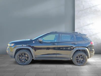 2019 Jeep Cherokee — rear three-quarter view