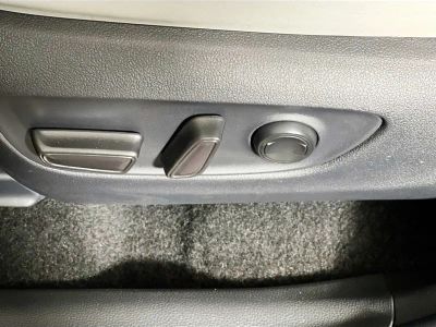 2025 Toyota RAV4 — photo 13 view