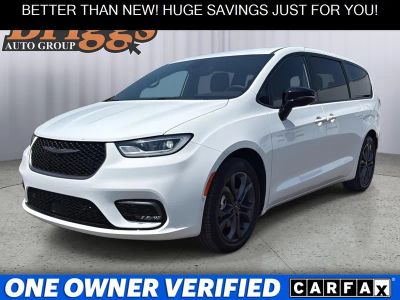 2026 Chrysler Pacifica Select in Bright White Clearcoat — front three-quarter view