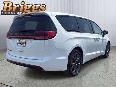 2026 Chrysler Pacifica — detail view