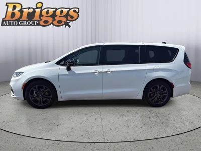 2026 Chrysler Pacifica — side profile view