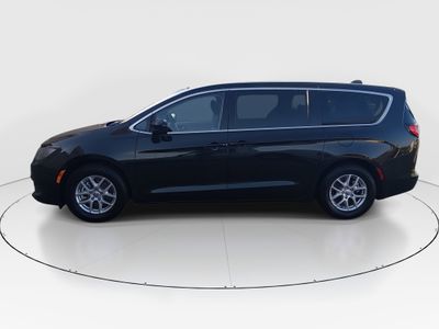 2023 Chrysler Voyager - Photo 4