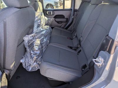 2026 Jeep Gladiator — photo 8 view