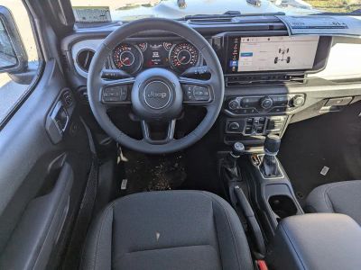 2026 Jeep Gladiator — photo 10 view