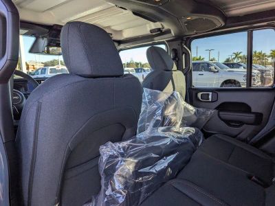 2026 Jeep Gladiator — photo 9 view
