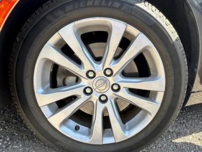 2015 Chrysler 200 — detail view