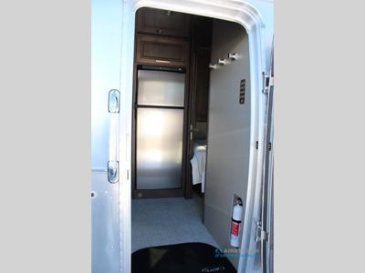 2026 Airstream Classic - Photo 9