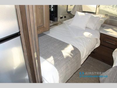 2026 Airstream Classic - Photo 31
