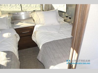 2026 Airstream Classic - Photo 32