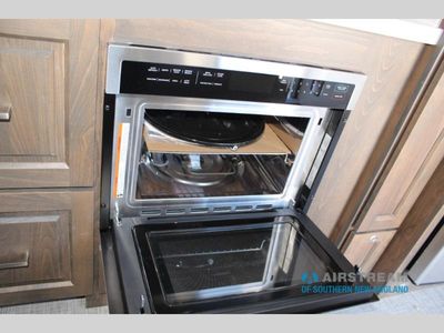 2026 Airstream Classic - Photo 22