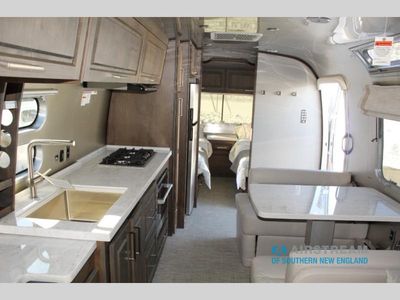 2026 Airstream Classic - Photo 11