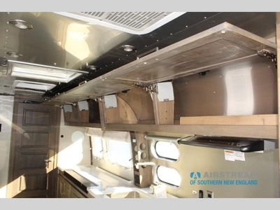 2026 Airstream Classic - Photo 20