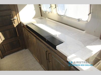 2026 Airstream Classic - Photo 15