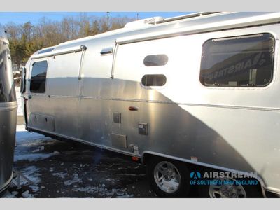 2026 Airstream Classic - Photo 3