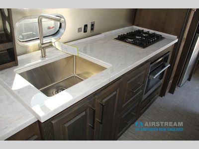 2026 Airstream Classic - Photo 17