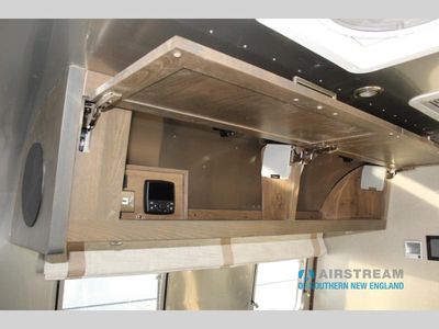 2026 Airstream Classic - Photo 21