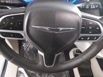 2023 Chrysler Pacifica — photo 12 view