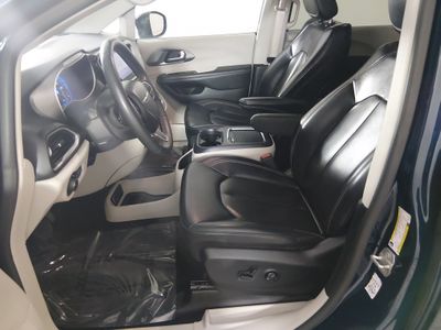 2023 Chrysler Pacifica — photo 21 view