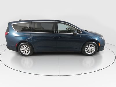 2023 Chrysler Pacifica — photo 8 view
