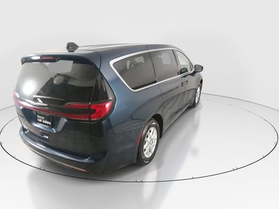 2023 Chrysler Pacifica — photo 7 view