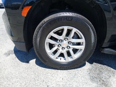2024 Chevrolet Suburban — photo 10 view