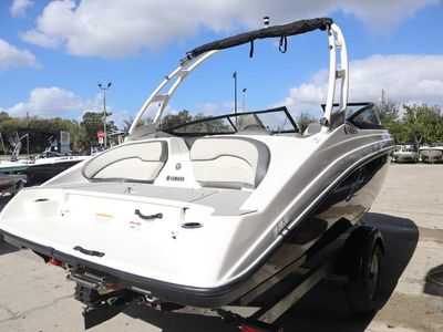 2025 Yamaha Boats AR190 — rear three-quarter view