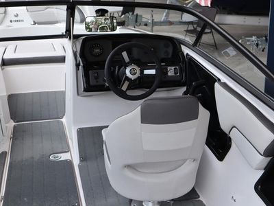 2025 Yamaha Boats AR190 — photo 8 view