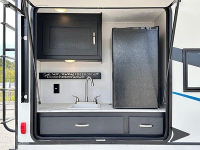 2022 Coachmen RV Freedom Express - Photo 18